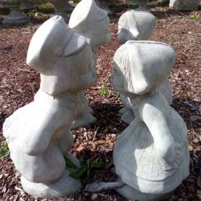 Outdoor kissing dutch couple garden statues