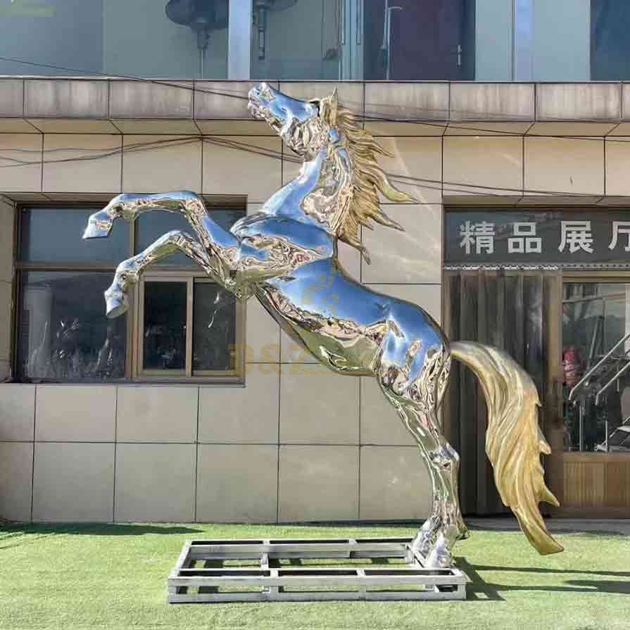 30 Horse Sculptures: The Perfect Combination of Strength and Grace